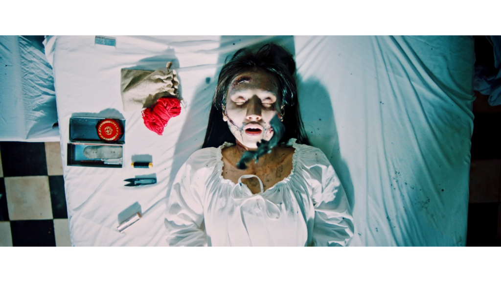 Ngọc Hương trong vai Mỹ Ngọc mang đến những phân cảnh body horror ám ảnh nhất phim