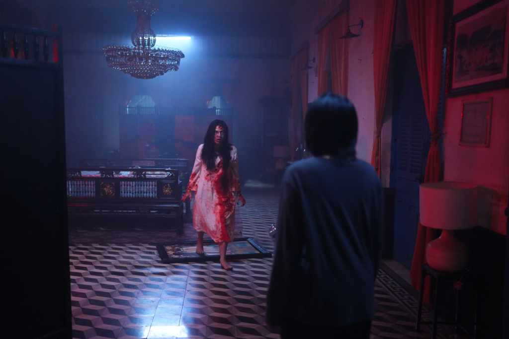 Màu sắc và ánh sáng trong phim được thiết kế tỉ mỉ, tạo nên không khí nghẹt thở từ đầu đến cuối