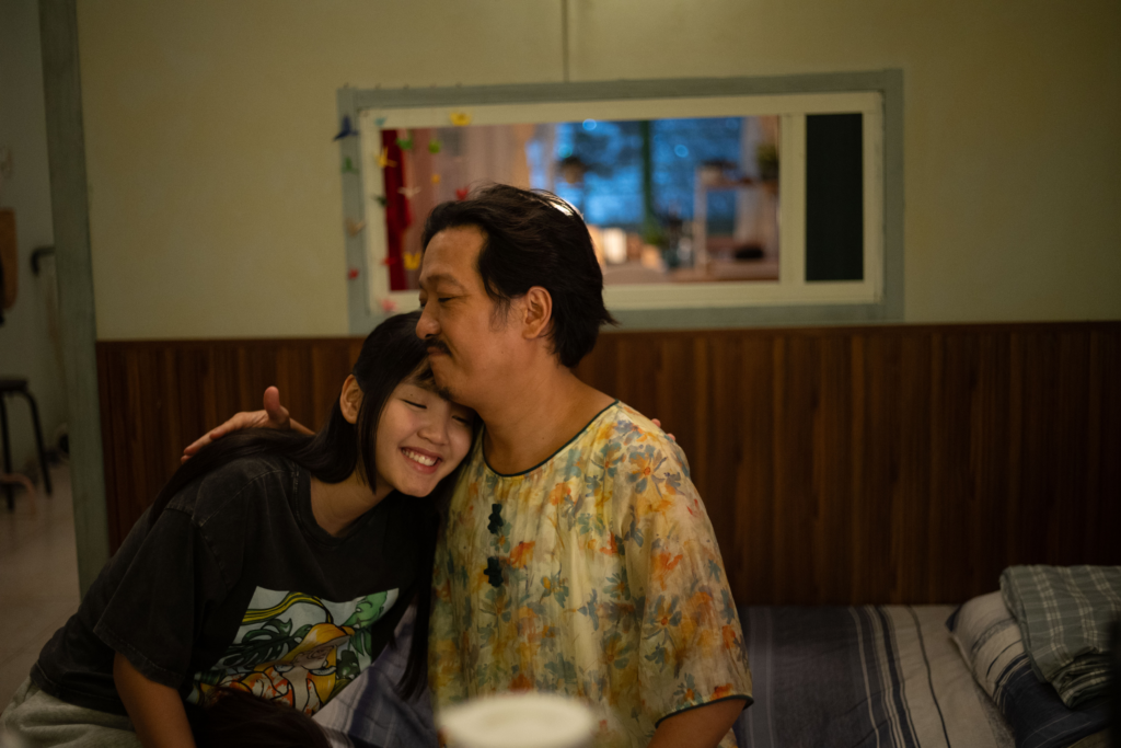 Nhà Ba Tôi Một Phòng: Khi Đứa Trẻ Trong Rạp Tóm Tắt Phim Hay Hơn Đạo Diễn