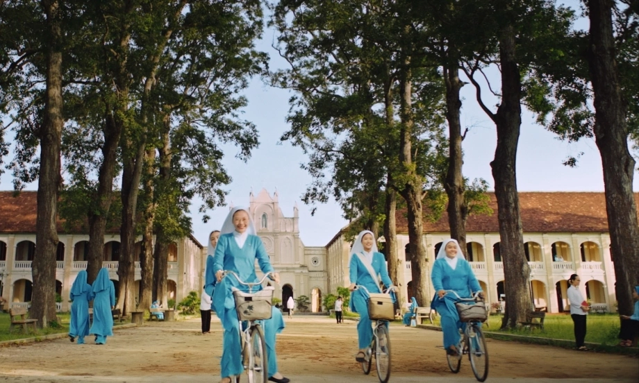 Bảng màu vintage ấm áp là dấu ấn thẩm mỹ nổi bật của đạo diễn Lê Thiện Viễn