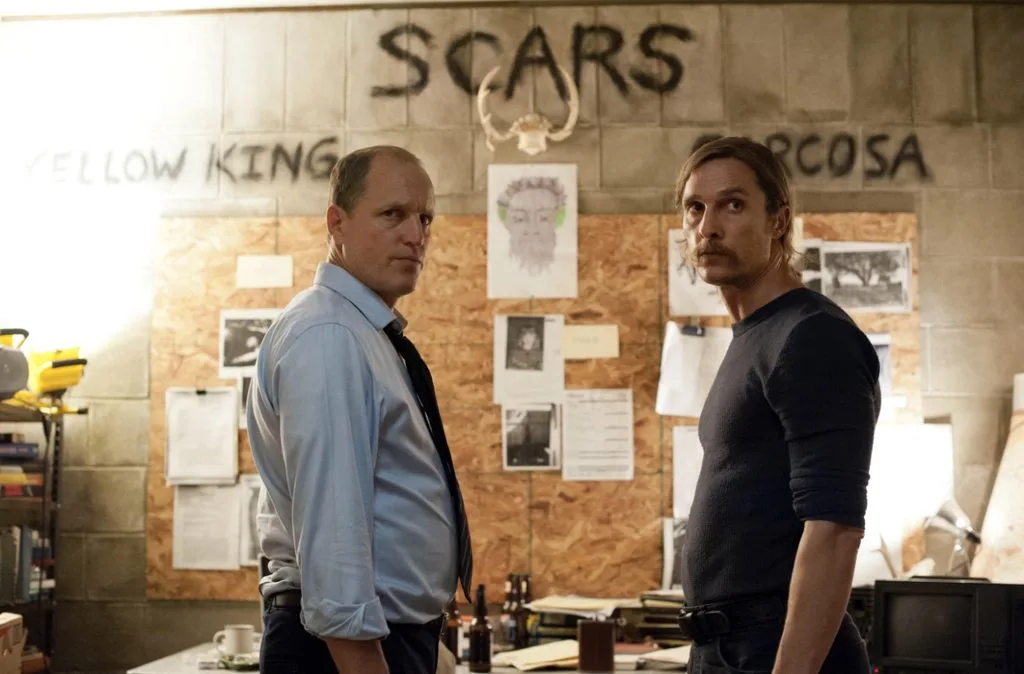 5. True Detective – Season 1 (2014) – Một vụ án kéo dài qua nhiều năm và hai con người