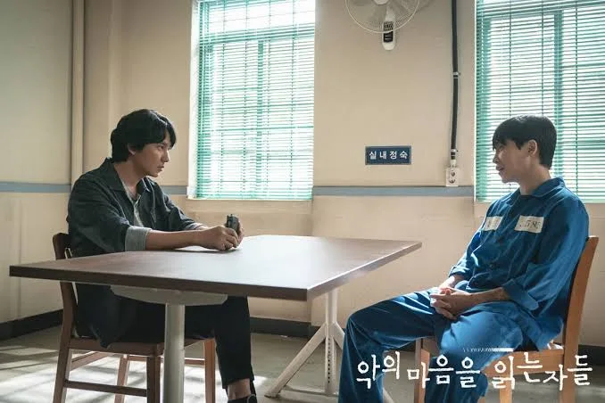 5. Through the Darkness (2022) – Bước vào suy nghĩ của sát nhân để tìm cách bắt chúng