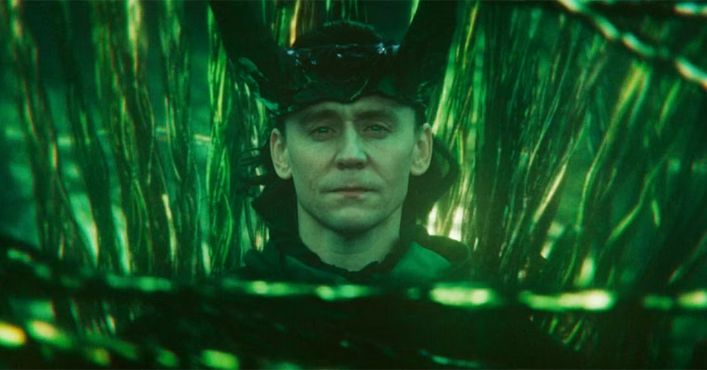 Loki giữ các nhánh thời gian trên ngai ở kết thúc mùa 2.